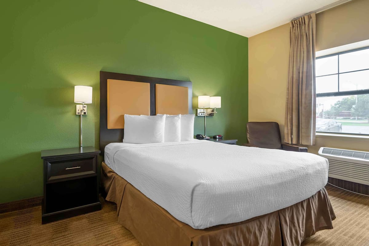 Studio, 1 Queen Bed, Non Smoking | In-room safe, desk, iron/ironing board, free WiFi