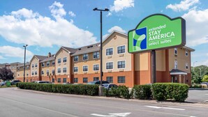 Um hotel com uma placa indicando "Extended Stay America select suites".