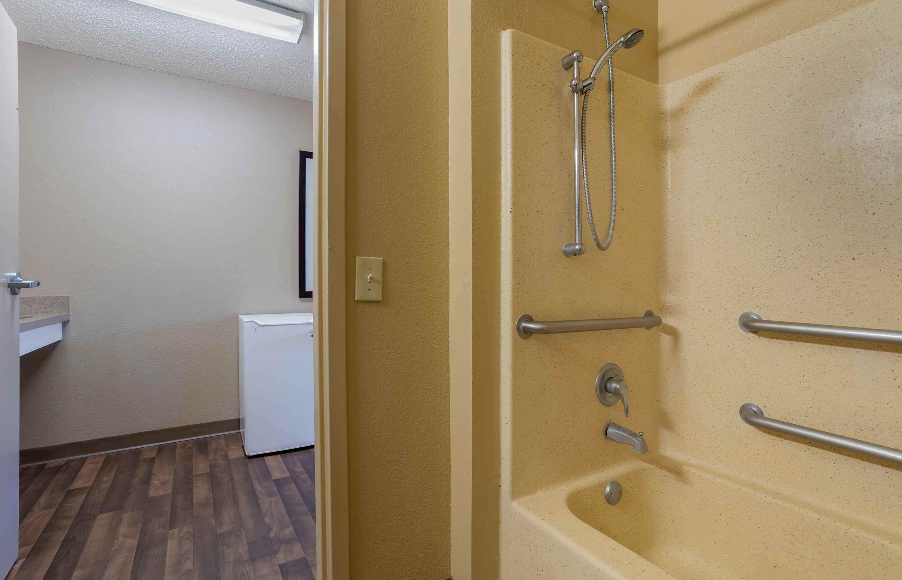 Studio, 1 Queen Bed, Accessible, Non Smoking | Bathroom | Shower, free toiletries, hair dryer (on request), towels