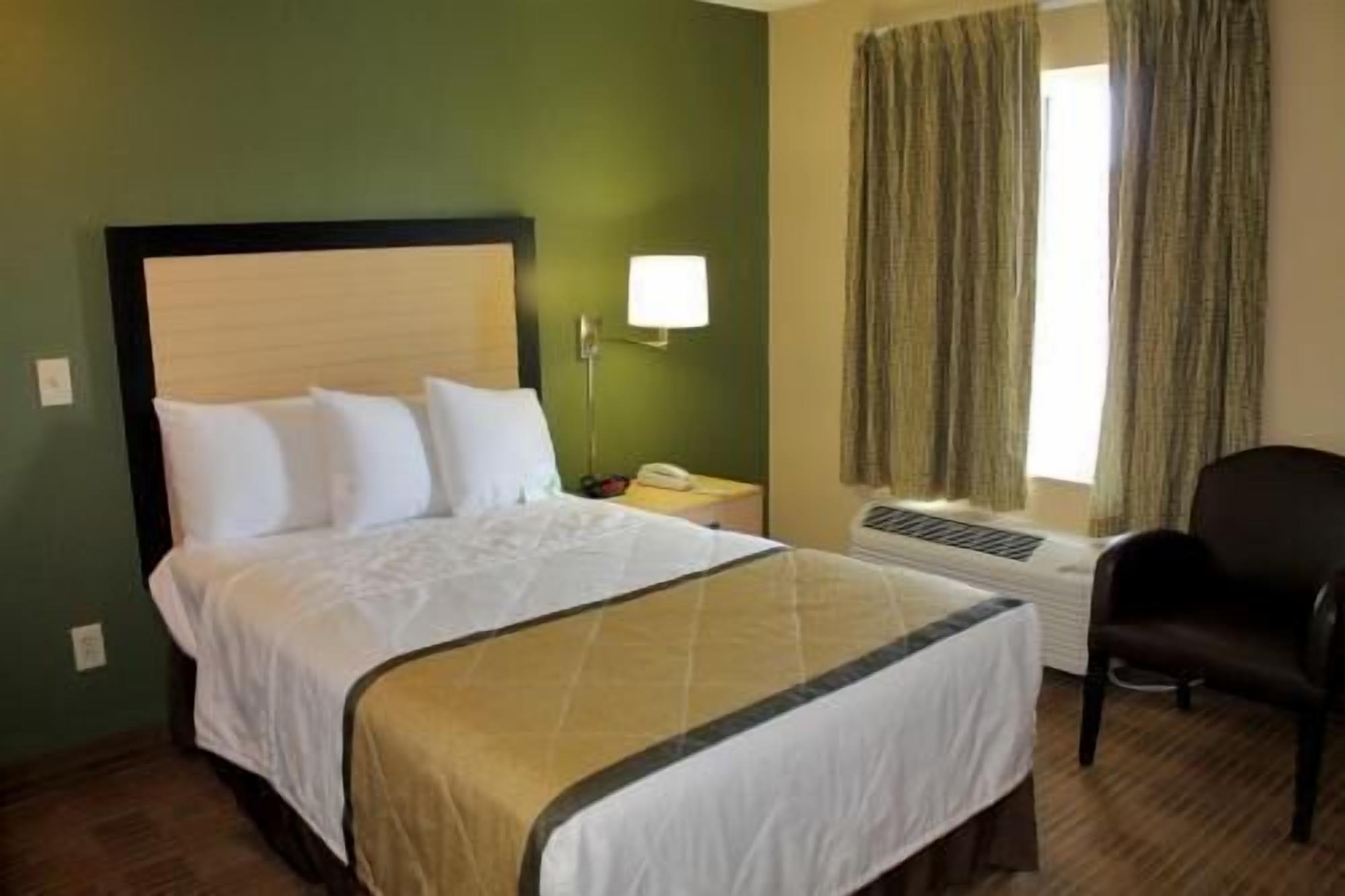Desk, laptop workspace, iron/ironing board, free WiFi