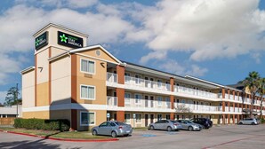 A multi-story hotel with a sign indicating extended stay availability. - Extended Stay America Suites Houston The Woodlands (Spring)