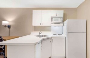 Frigorífico, microondas, placa de cocina y cafetera o tetera