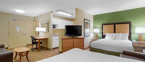 Deluxe Studio, Berbilang Katil, Non Smoking | Meja, seterika/papan seterika, Wi-fi percuma, cadar katil