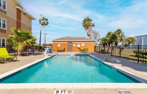 Una piscina al aire libre