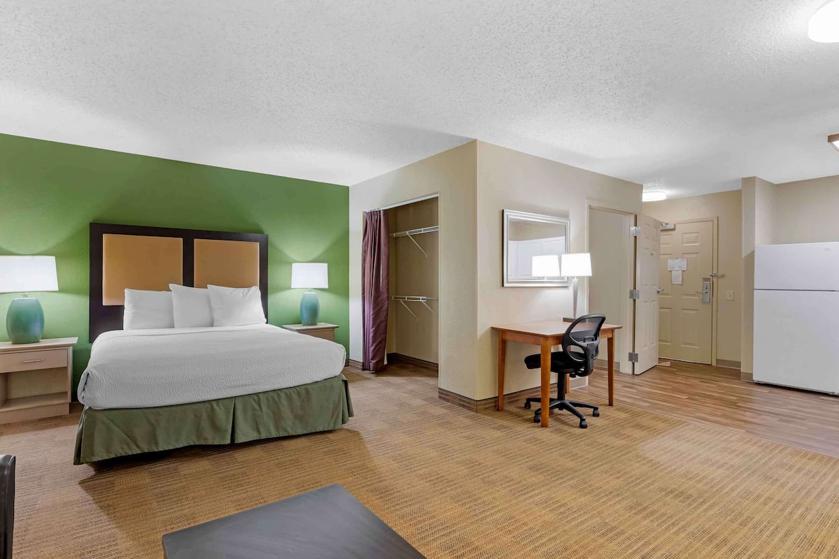 Desk, iron/ironing board, free WiFi, bed sheets