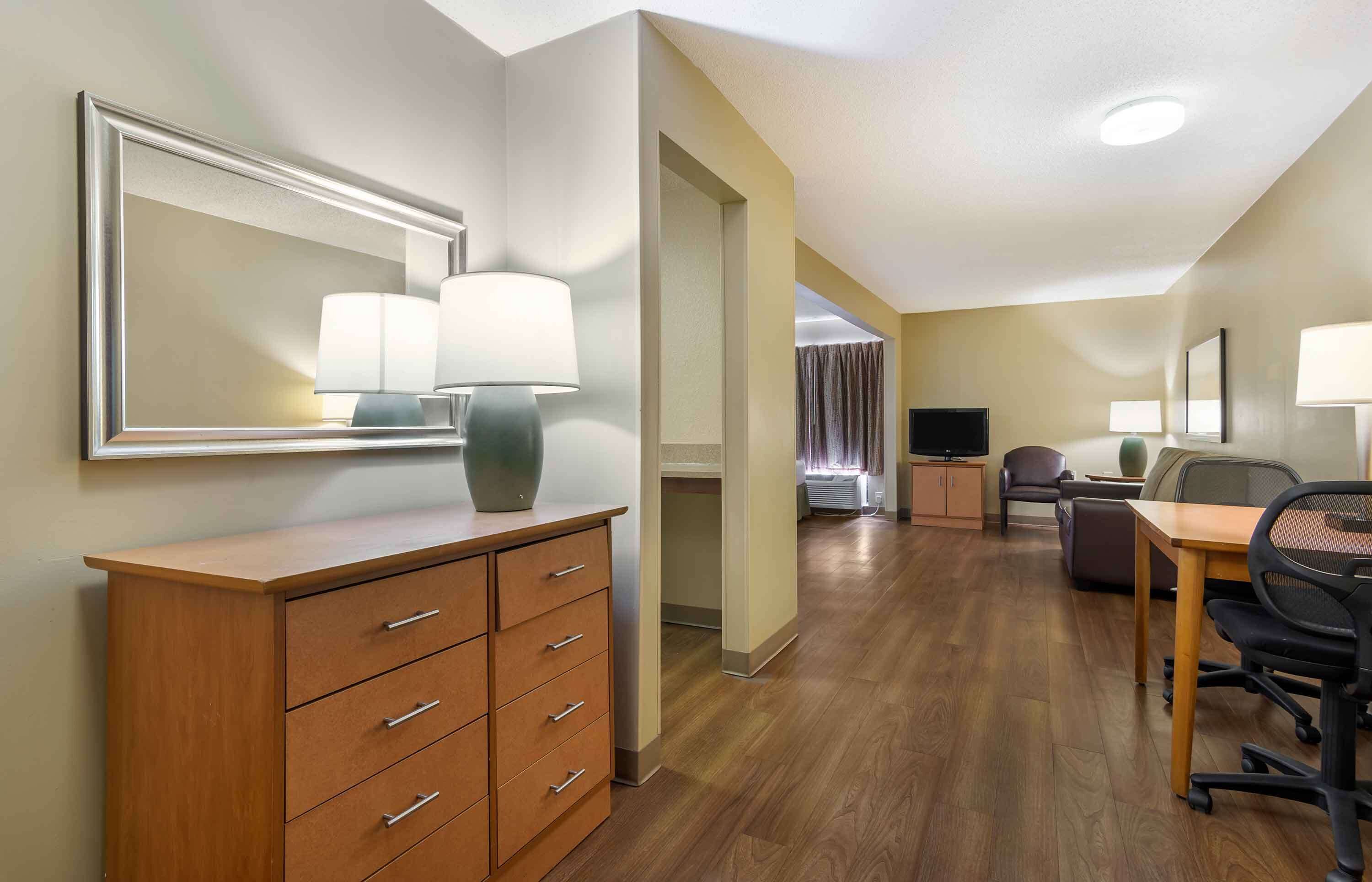 Escritorio, tabla de planchar con plancha, wifi gratis y ropa de cama 