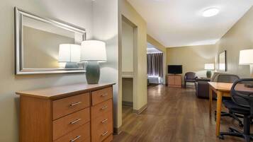 Escritorio, tabla de planchar con plancha, wifi gratis y ropa de cama