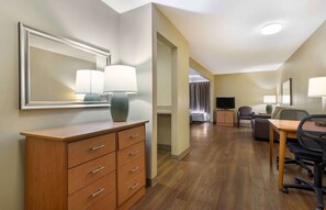 Desk, iron/ironing board, free WiFi, bed sheets - Suburban Studios Macon North (Macon)