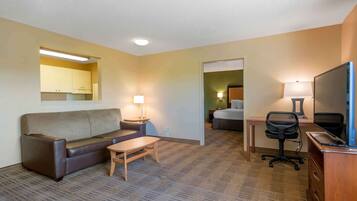 Escritorio, tabla de planchar con plancha, wifi gratis y ropa de cama