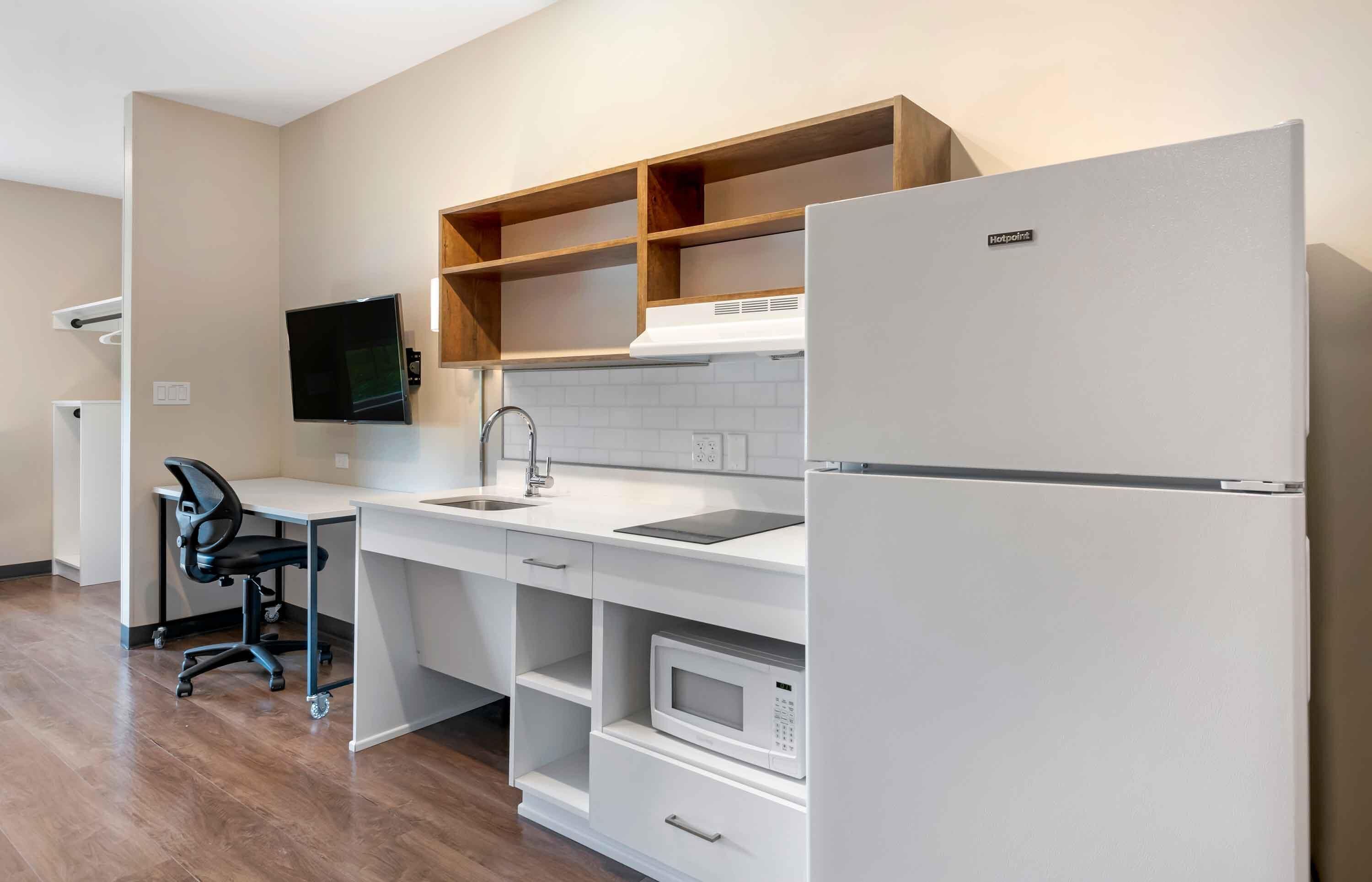 Studio, 1 grand lit, accessible aux personnes à mobilité réduite, non-fumeur | Cuisine privée | Réfrigérateur, four à micro-ondes, surface de cuisson