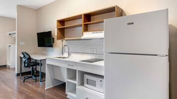 Studio, 1 grand lit, accessible aux personnes à mobilité réduite, non-fumeur | Cuisine privée | Réfrigérateur, four à micro-ondes, surface de cuisson