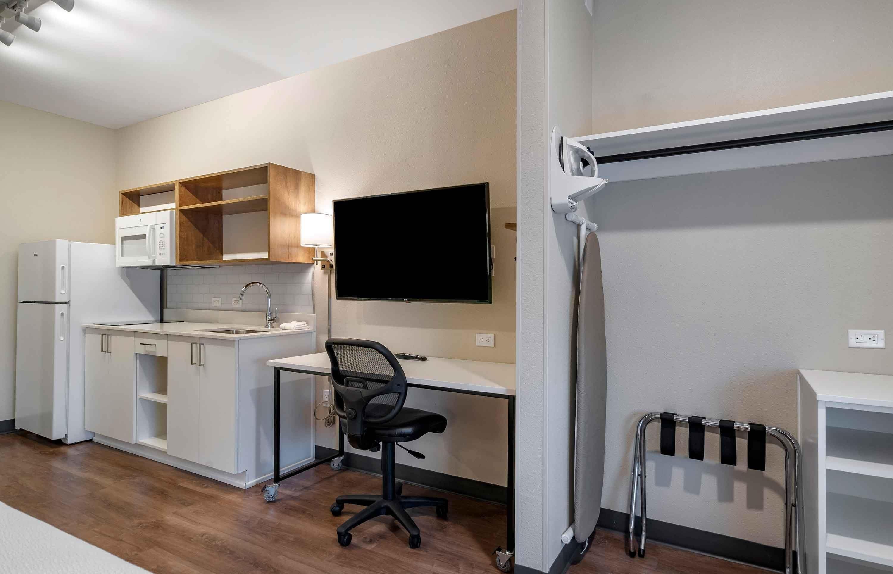Bureau, espace de travail pour ordinateur portable, Wi-Fi gratuit