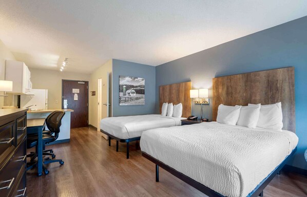 Escritorio, espacio para trabajar con laptop y cortinas blackout