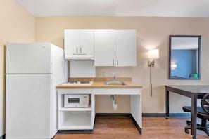 Studio, 1 grand lit, accessible aux personnes à mobilité réduite, non-fumeurs | Bureau, espace de travail pour ordinateur portable, rideaux occultants