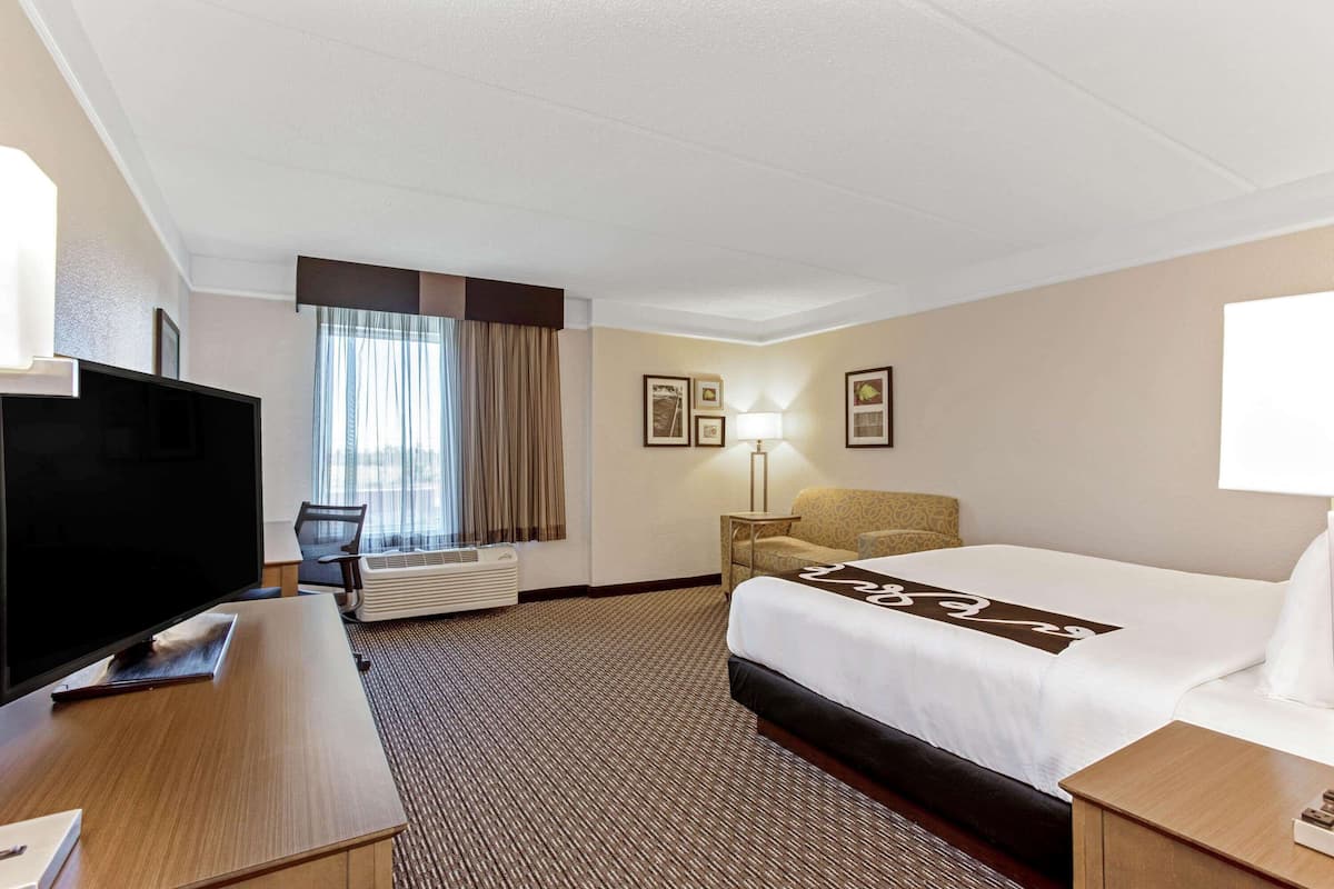 executive room, 1 king bed, non smoking | premium bedding, pillow-top beds, desk, laptop workspace