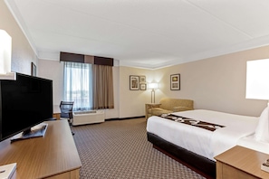 Executive Room, 1 King Bed, Non Smoking | Premium bedding, pillowtop beds, desk, laptop workspace