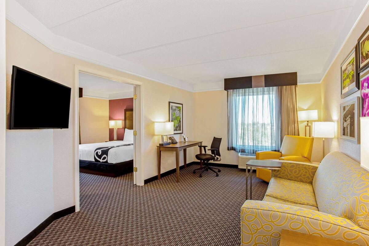Suite, 1 Tempat Tidur King, Bebas Asap Rokok | Seprai premium, bantalan ekstra lembut, dan meja kerja