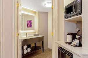 Combined shower/tub, free toiletries, hair dryer, towels