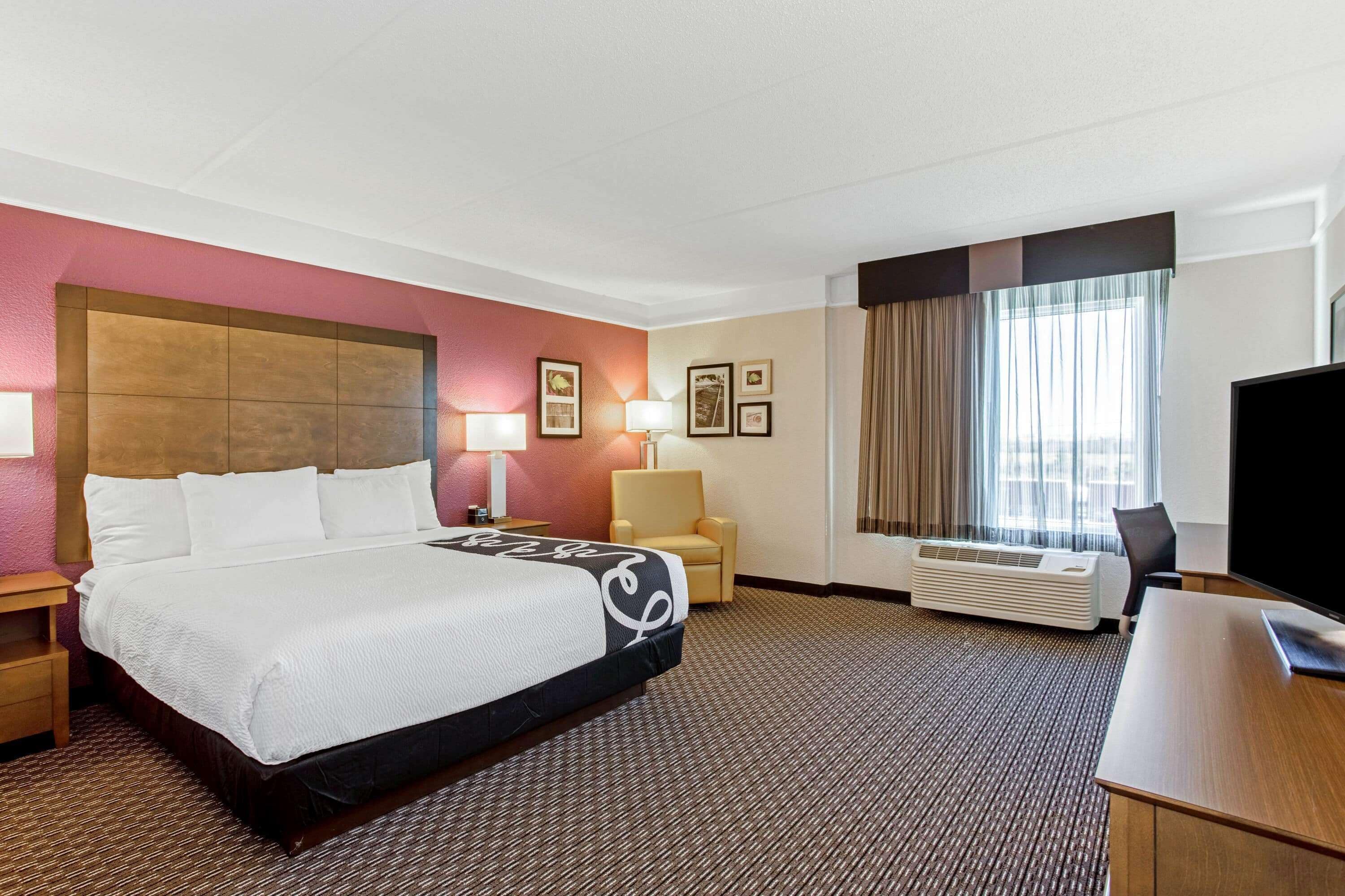 Ropa de cama de alta calidad, colchones con pillow-top y escritorio 