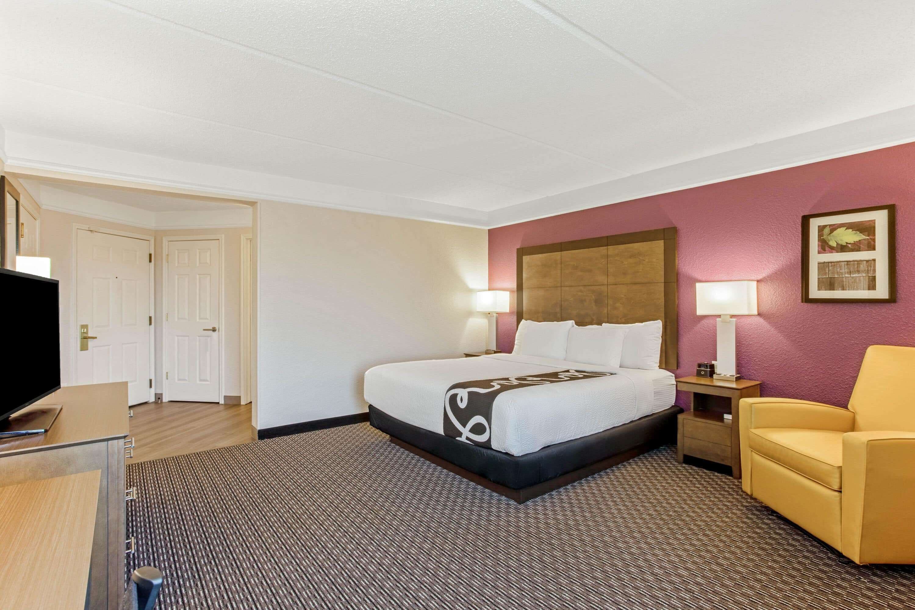 room, 1 king bed, non smoking | premium bedding, pillow-top beds, desk, laptop workspace