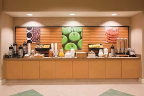 Free daily continental breakfast - La Quinta Inn & Suites by Wyndham Colorado Springs South AP (Colorado Springs)
