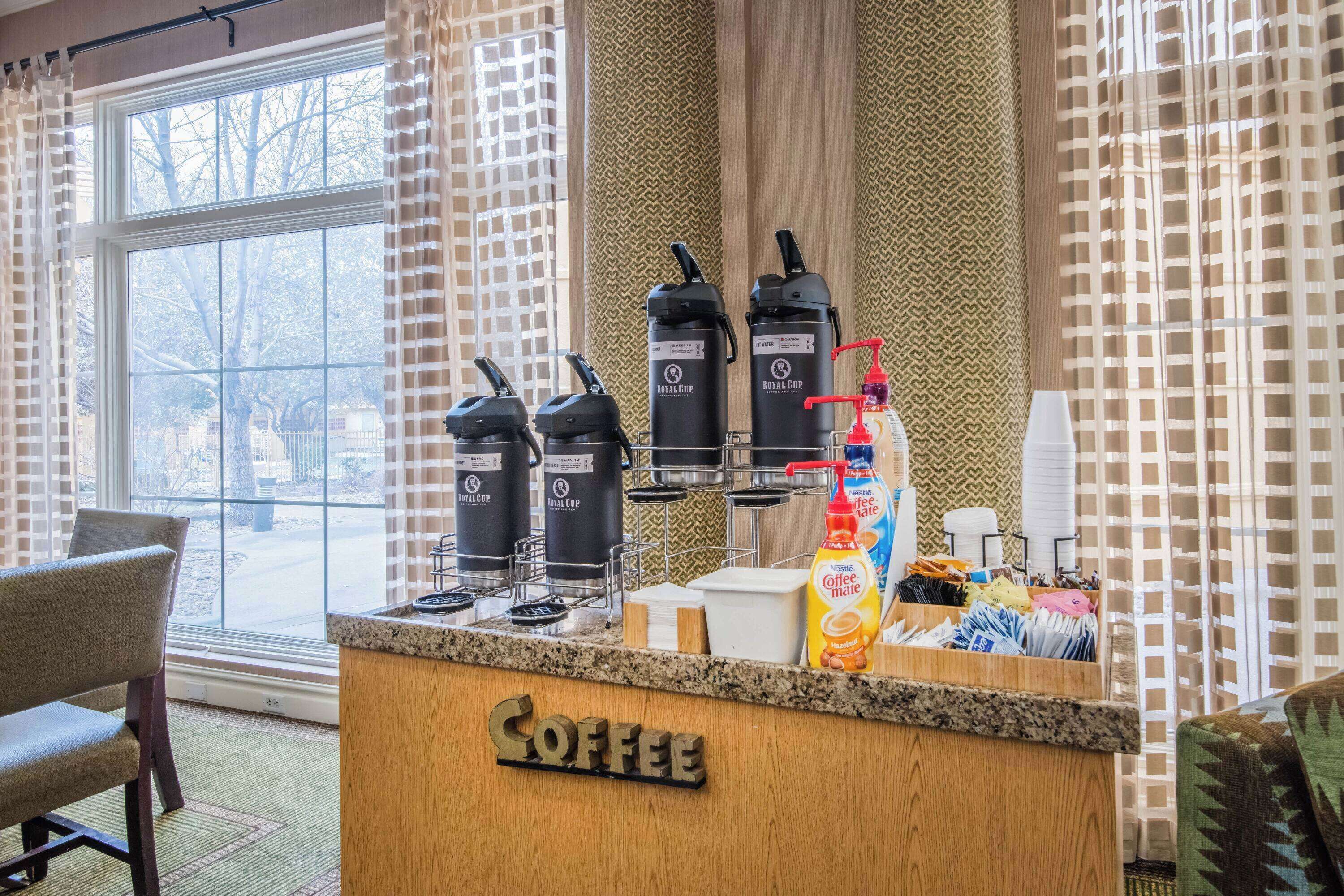Kahvinurkkaus, jossa on useita kahvinkeittimiä, espressokone ja kahvipurkki.