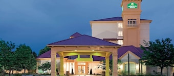 La Quinta Inn & Suites by Wyndham Colorado Springs South AP