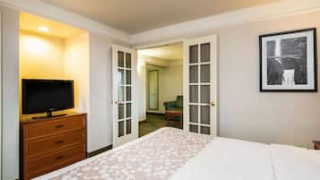 Suite, 1 cama King size, para no fumadores, vista a la alberca | Ropa de cama de alta calidad, escritorio y cortinas blackout