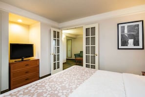 Suite, 1 King-Bett, Nichtraucher, Poolblick | Hochwertige Bettwaren, Schreibtisch, Verdunkelungsvorhänge