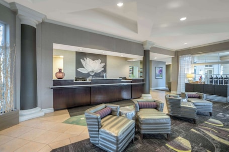 Lobby. La Quinta Inn & Suites by Wyndham Pueblo