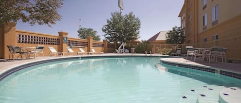 Piscine extérieure en saison