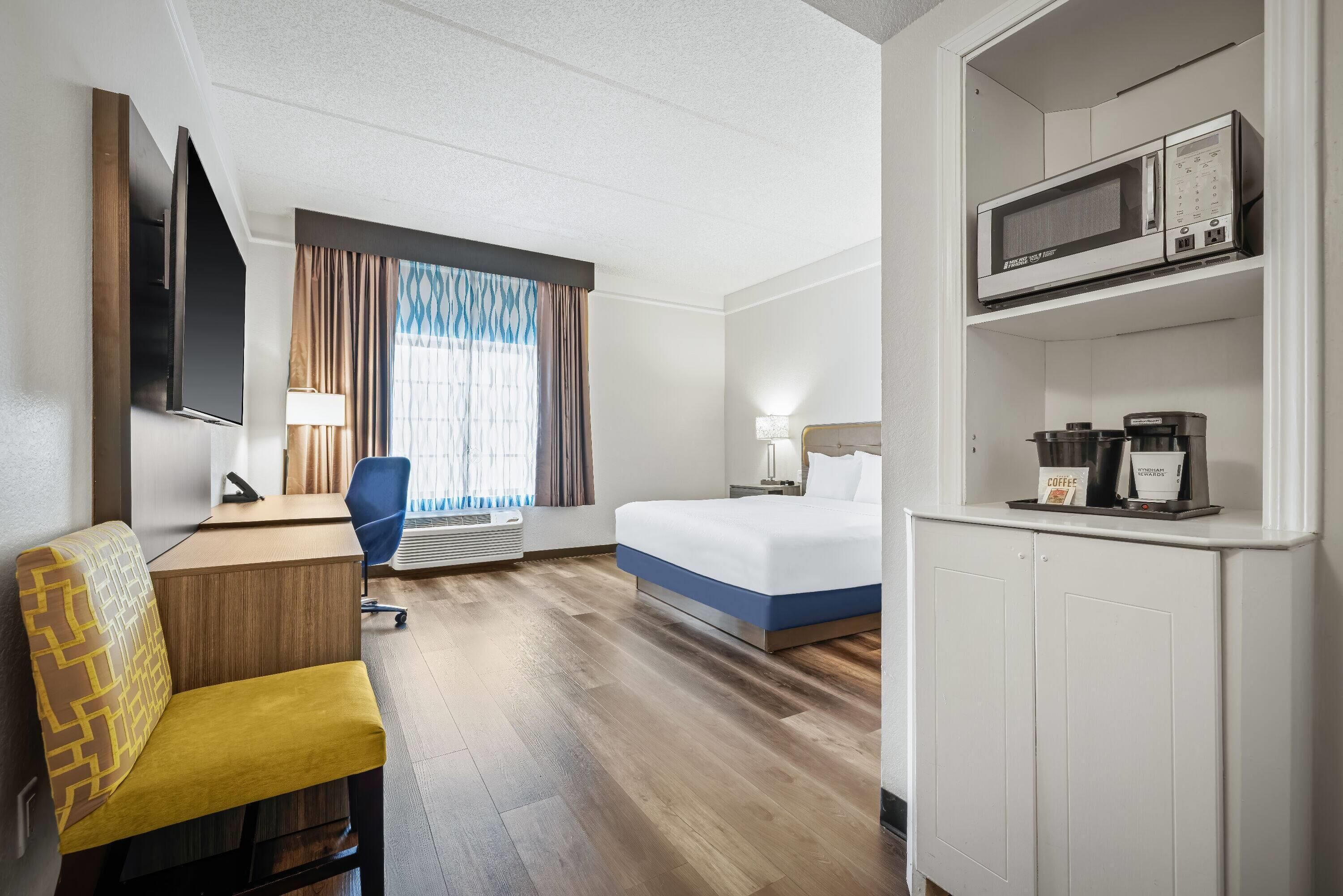 Habitación Deluxe, 1 cama King size y sofá cama, para no fumadores | Camas con pillow-top, escritorio y tabla de planchar con plancha 