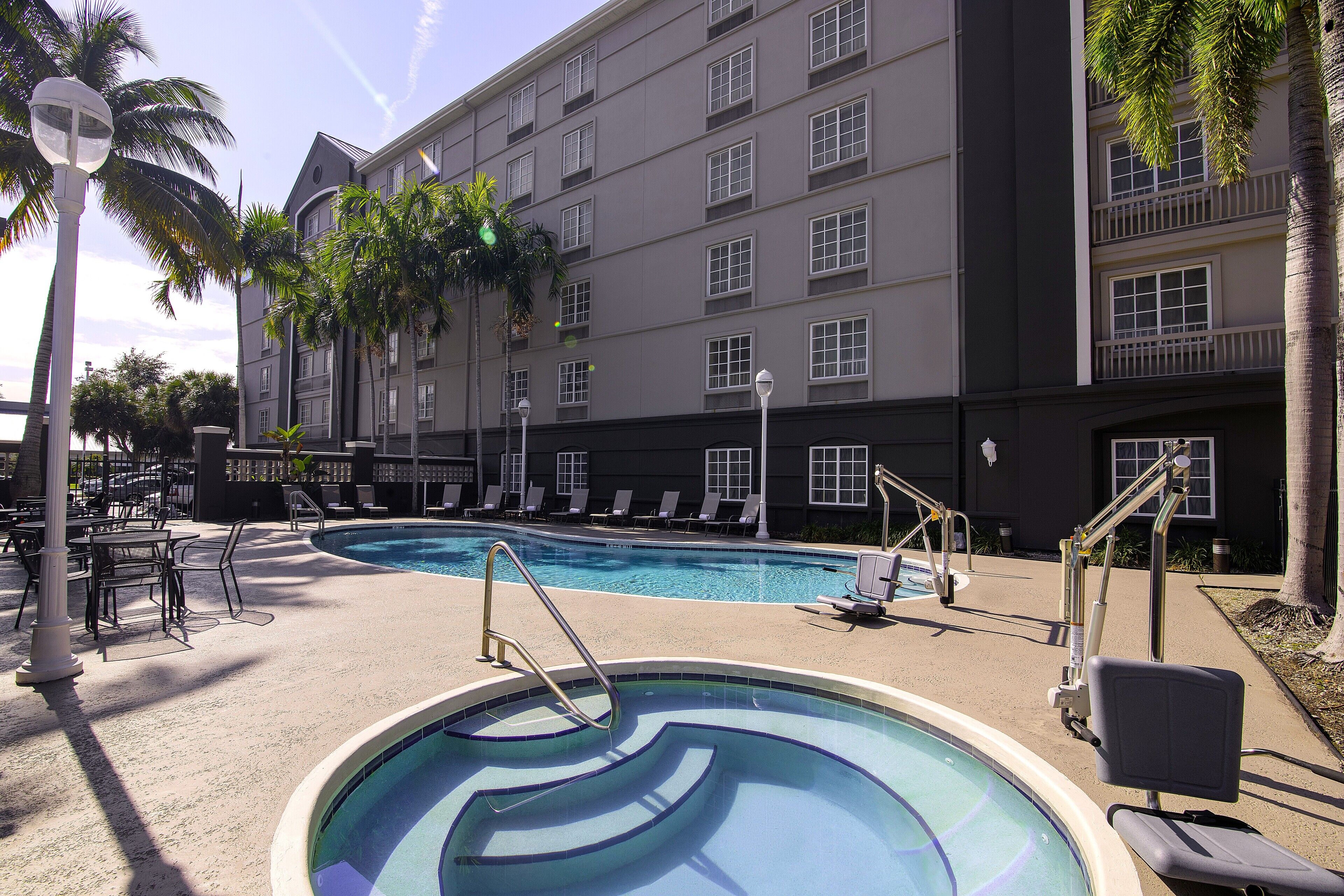 客房, 1 張特大雙人床, 非吸煙房 | 浴室 | 淋浴/浴缸二合一、免費盥洗用品、吹風機、毛巾