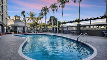 สระว่ายน้ำกลางแจ้ง