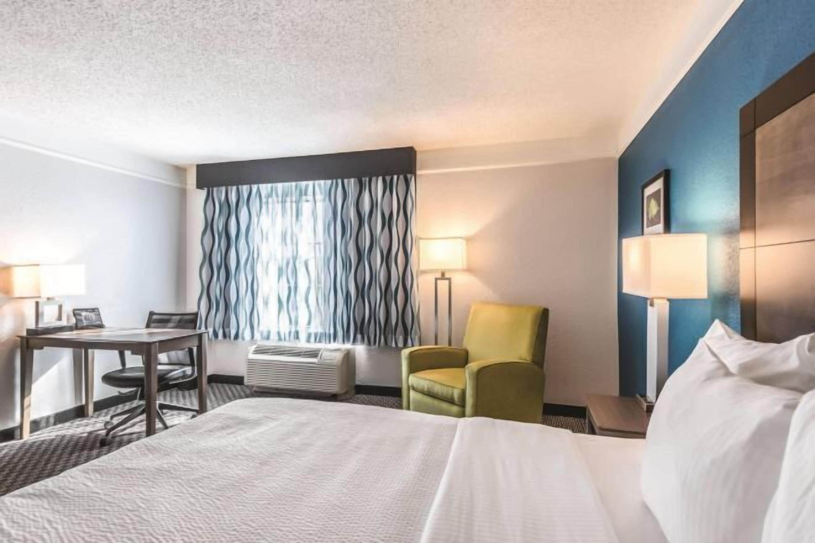 Premium bedding, desk, iron/ironing board, free cribs/infant beds