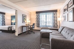 Suite, 1 llit de matrimoni gran, no fumadors | Roba de llit d'alta qualitat, escriptori i planxa i posts de planxar 