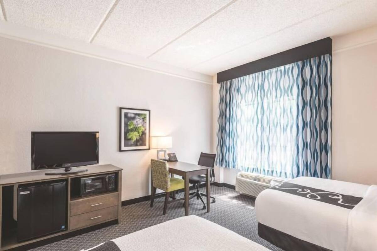 Premium bedding, desk, iron/ironing board, free cots/infant beds