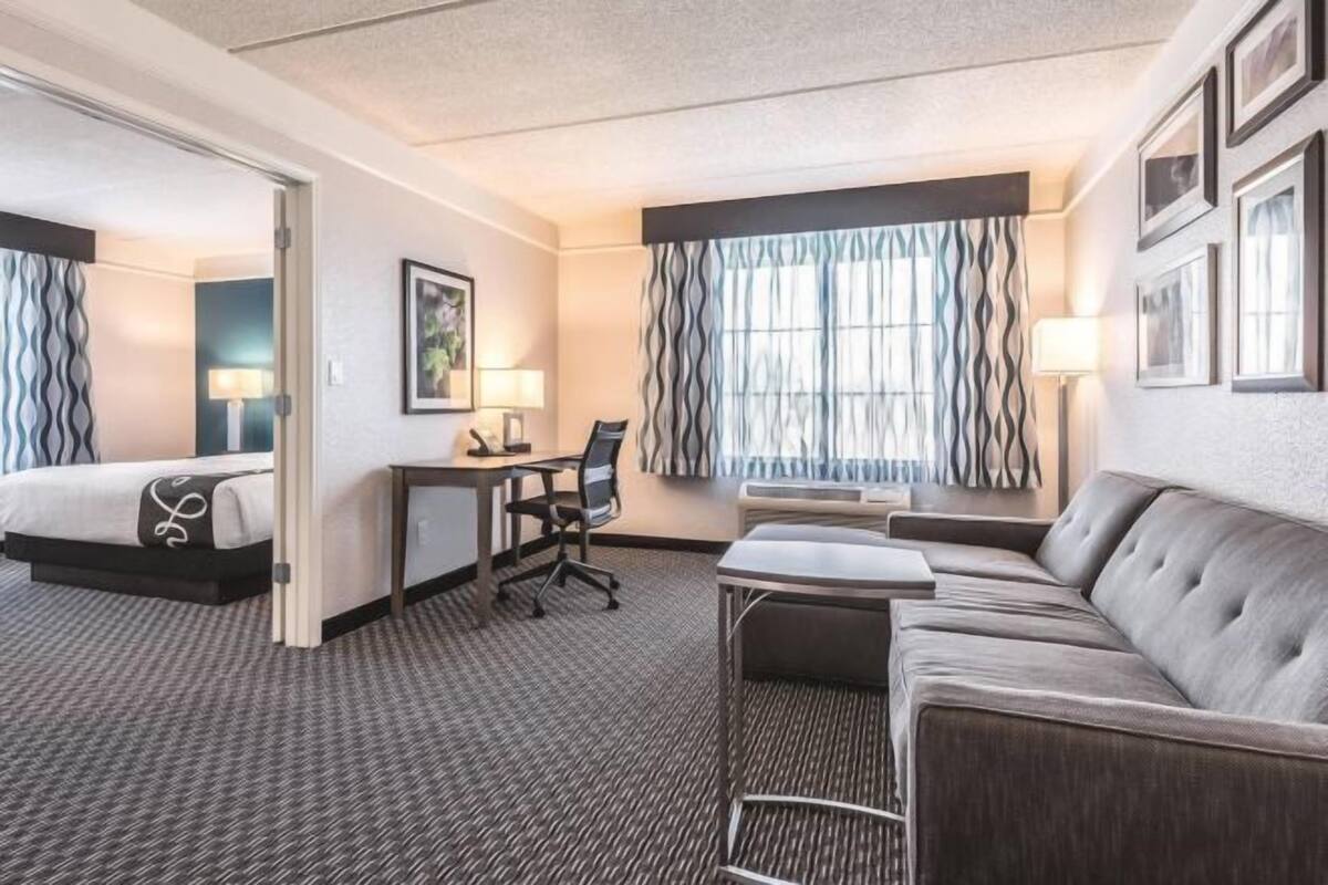 Premium bedding, desk, iron/ironing board, free cots/infant beds