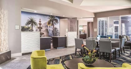 La Quinta Inn & Suites by Wyndham Orlando Lake Mary