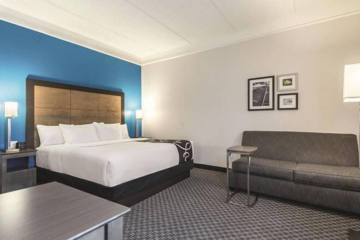 Premium bedding, desk, iron/ironing board, free cots/infant beds