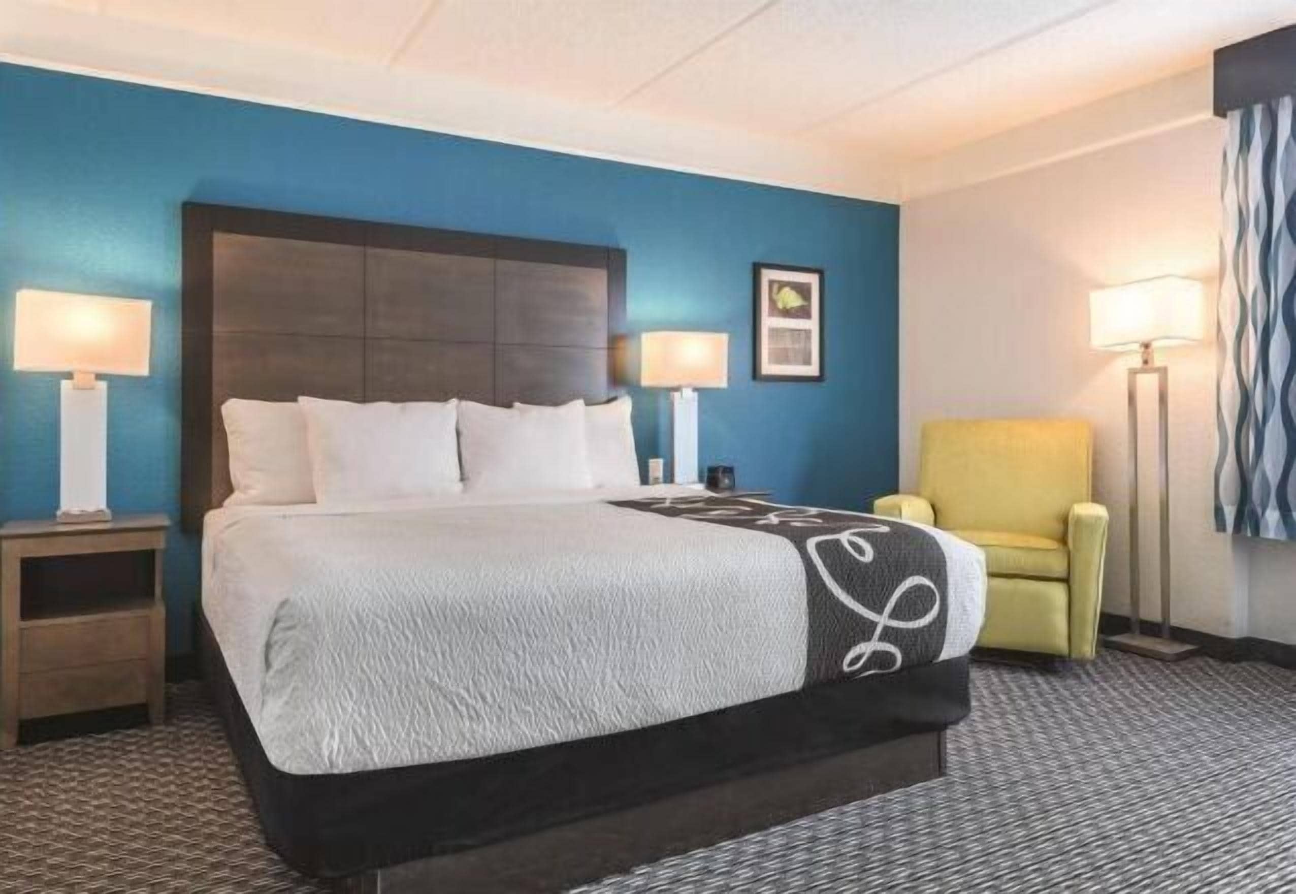 Premium bedding, desk, iron/ironing board, free cribs/infant beds