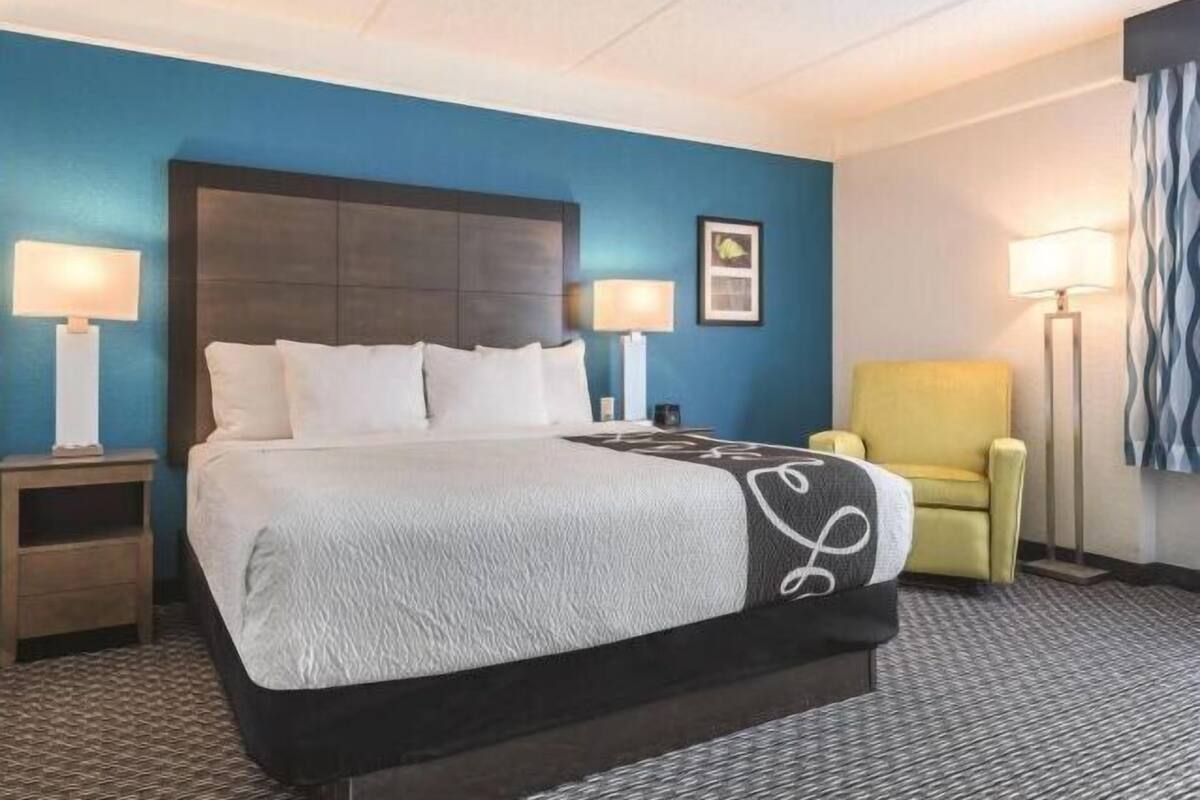 Premium bedding, desk, iron/ironing board, free cots/infant beds