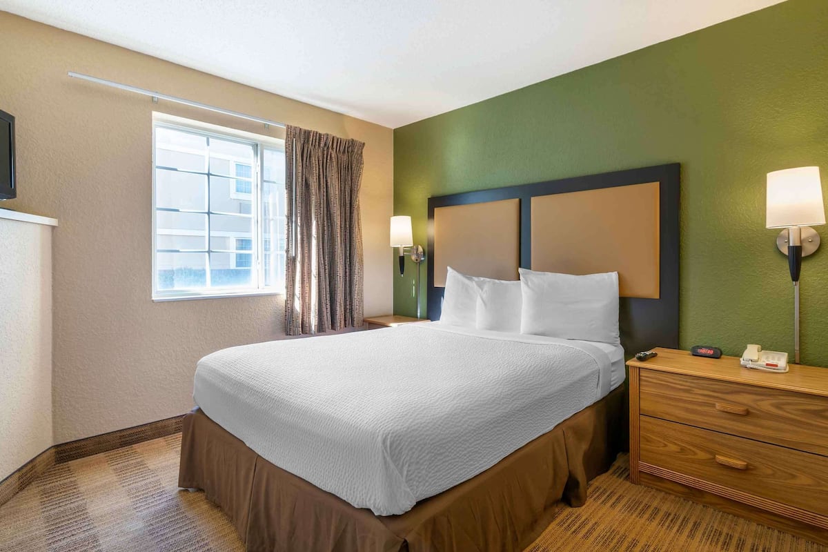 Suite, 1 Tempat Tidur Queen dengan tempat tidur Sofa, Bebas Asap Rokok | Meja kerja, setrika/meja setrika, dan Wi-Fi gratis