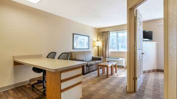 Escritorio, tabla de planchar con plancha y wifi gratis