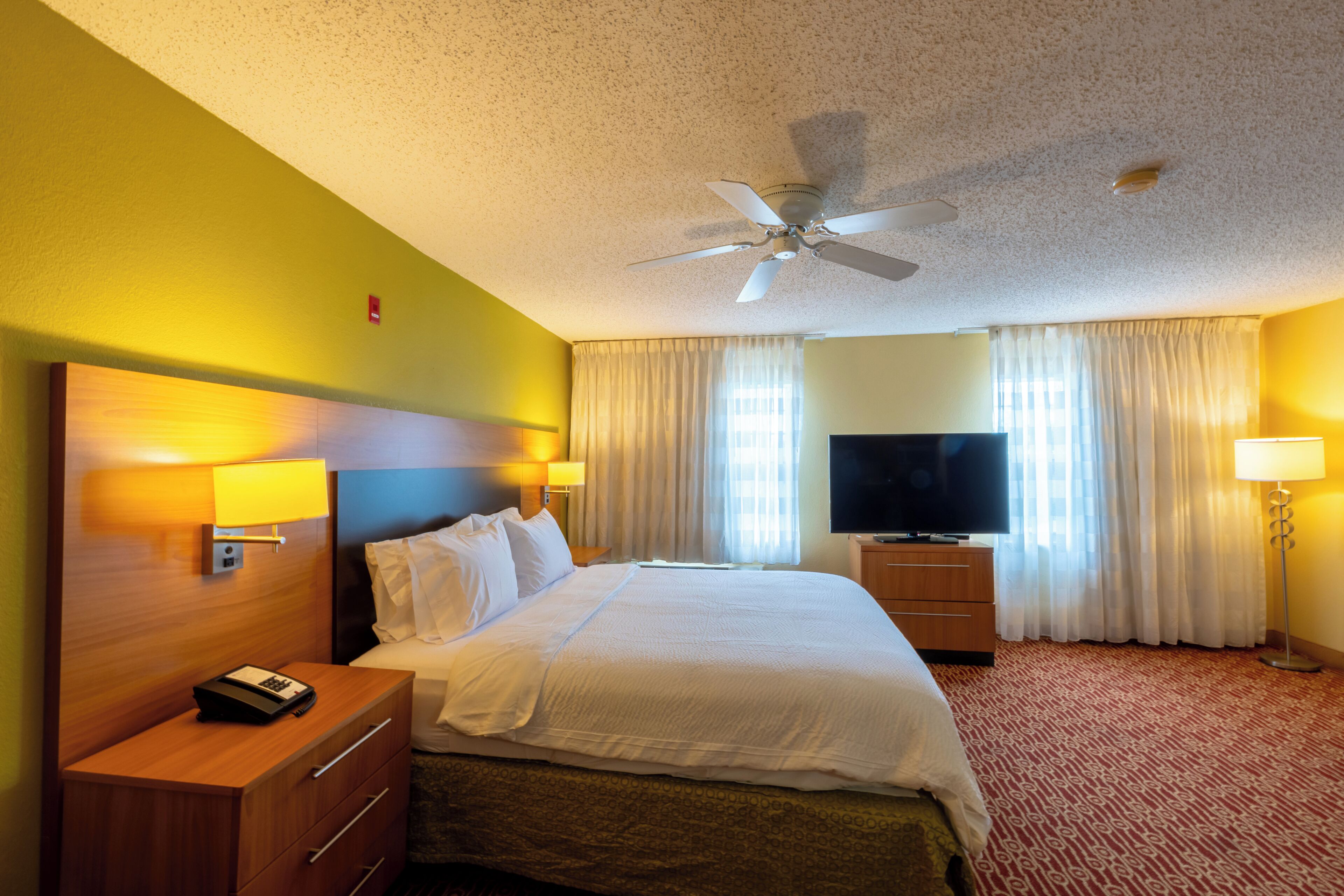 Studio Suite, 1 King Bed | In-room safe, desk, iron/ironing board, free cribs/infant beds
