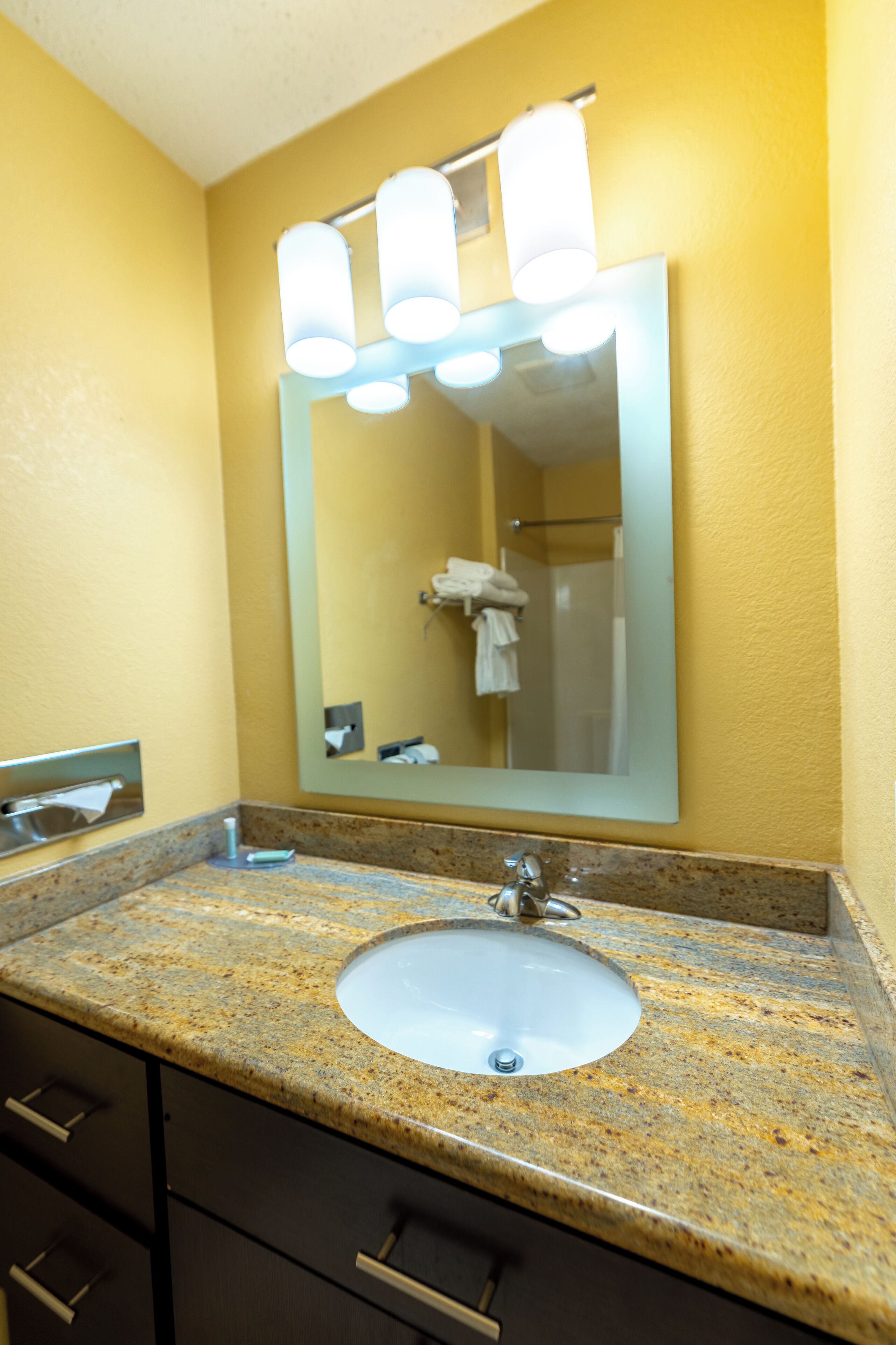 Suite estudio, 2 camas Queen size | Baño | Tina con regadera, amenidades de baño gratuitas, secadora de cabello 