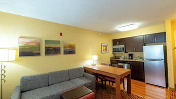 Studio Suite, 2 Katil Ratu (Queen) | Peti besi dalam bilik, meja, seterika/papan seterika