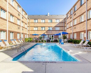 Piscine extérieure, accès possible de 8 h à 21 h 30, chaises longues