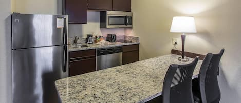 Escritorio y espacio para trabajar con laptop