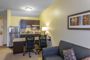 Desk, laptop workspace, iron/ironing board, free cots/infant beds - MainStay Suites Brentwood-Nashville (Brentwood)